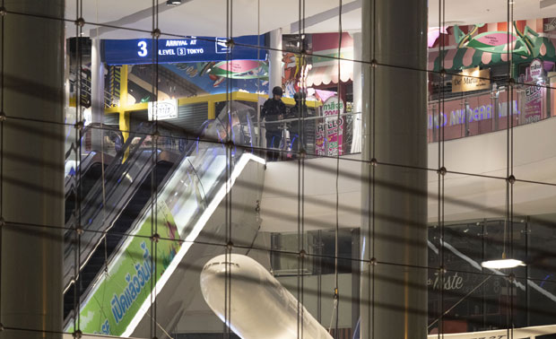 Ватрени окршај у тржном центру: Крвник са Тајланда измакао војсци и специјалцима (ВИДЕО)